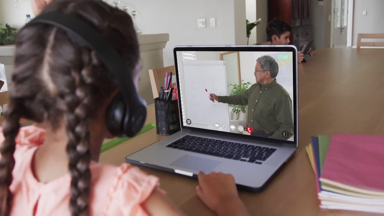 composición de una estudiante biracial en una computadora portátil aprendiendo en línea con un maestro biracial
