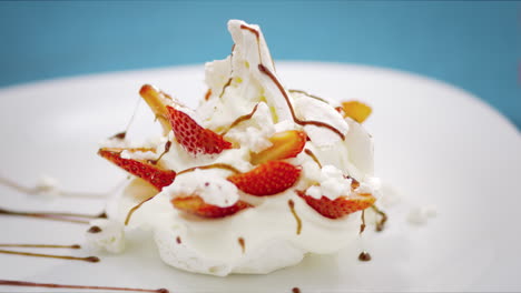 postre suspiro con fudge de fresa y chocolate