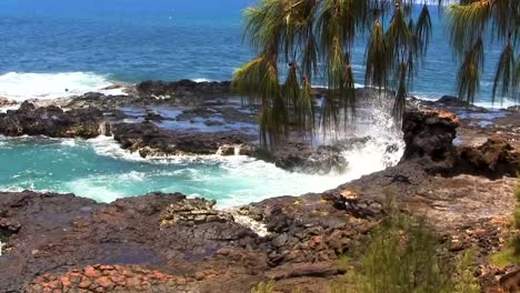 Waves-gently-crashing-onto-the-Hawaiian-shoreline