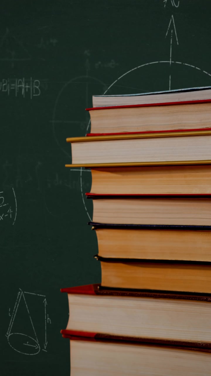 Pila di libri, equazioni matematiche e grafici
