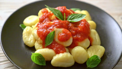 Gnocchi-In-Tomatensauce-Mit-Käse