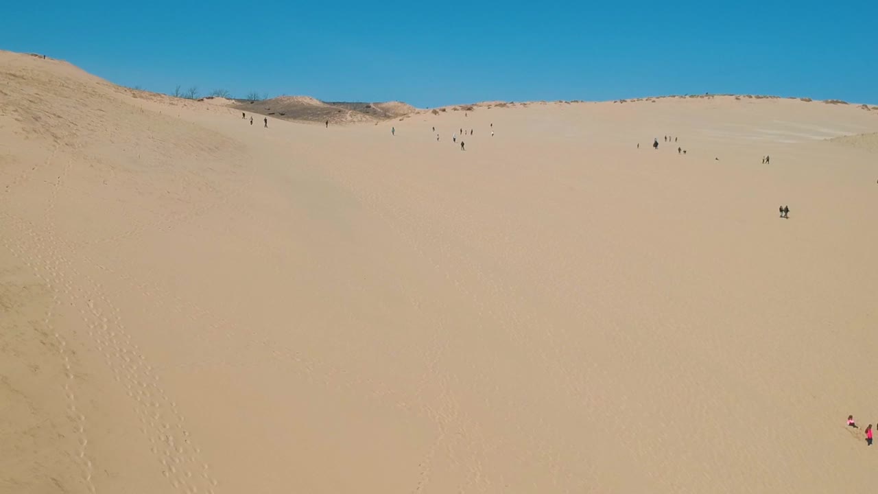 미시간에서 잠자는 곰 모래 언덕 국립 호숫가의 무인 항공기 샷