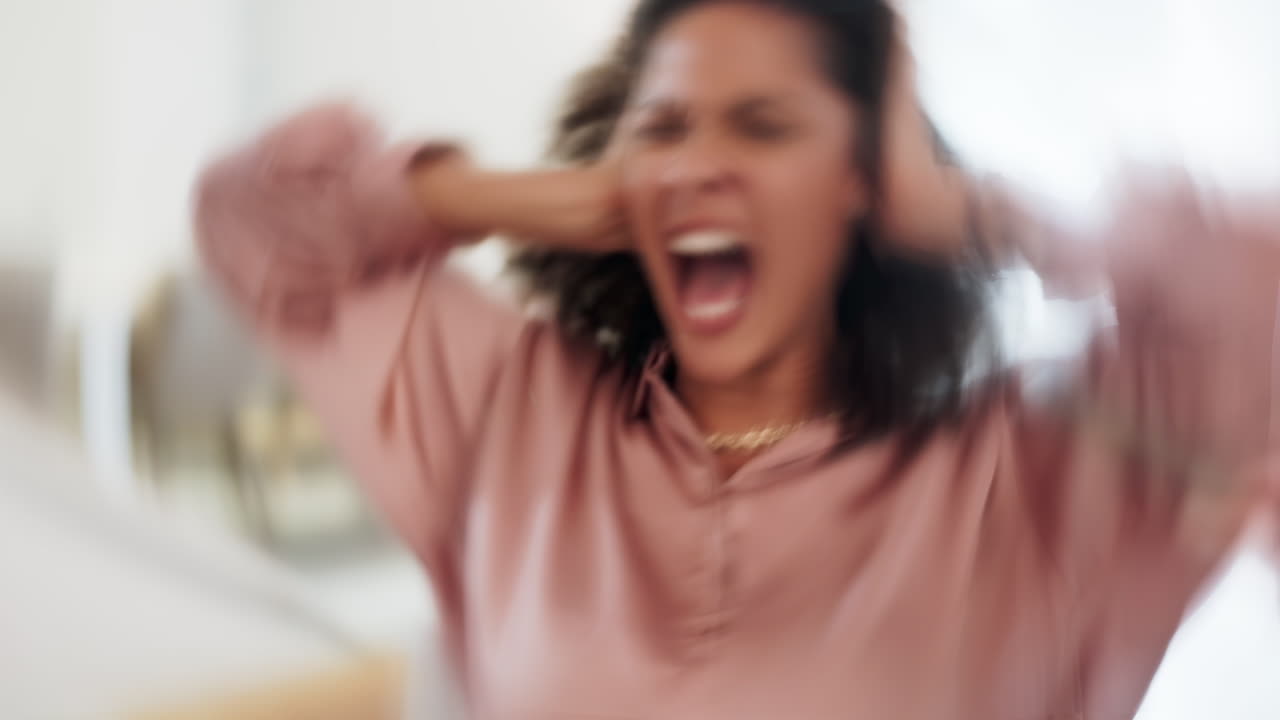 grito de estrés, el caos del trabajo y la mujer negra gerente