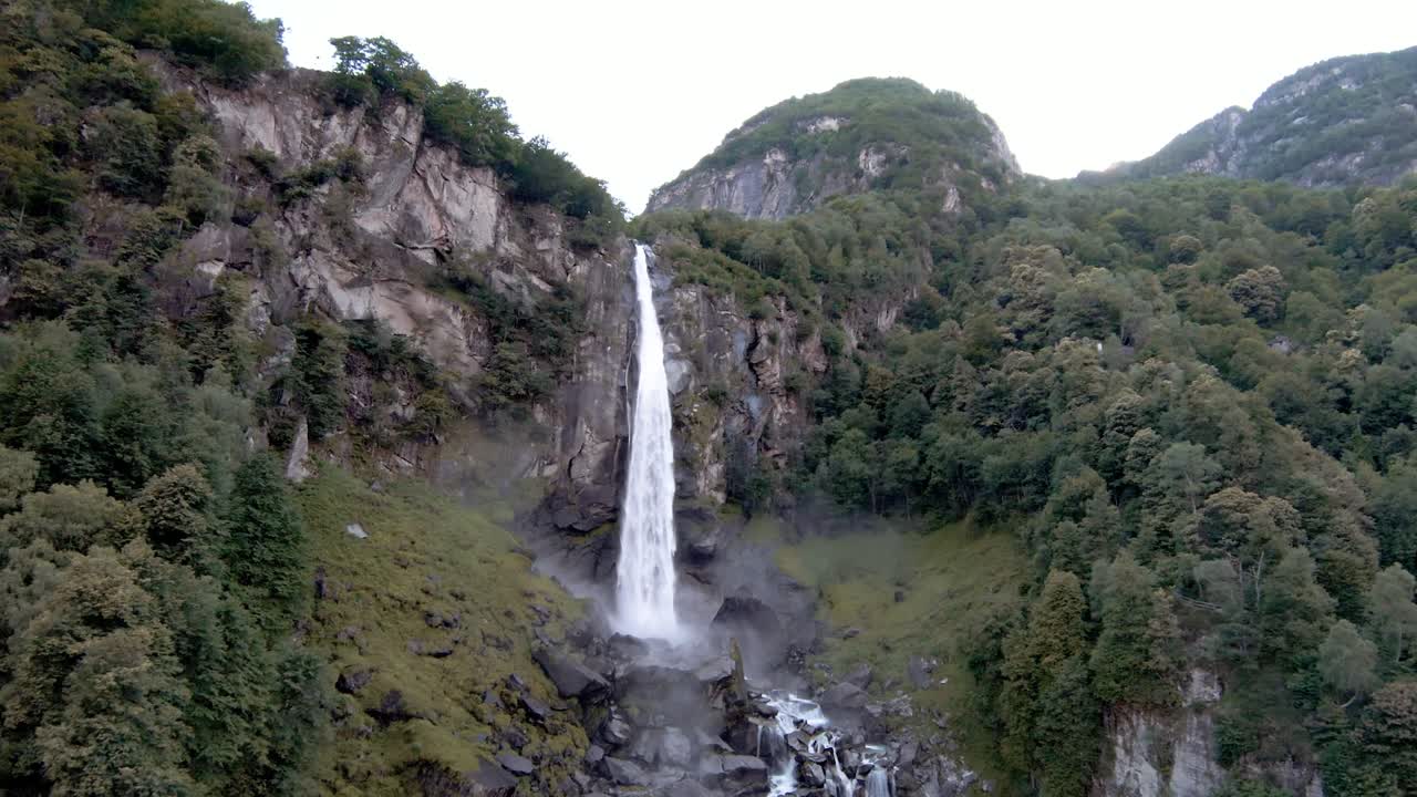 fpv drone aéreo tiro de cascada cerca de la ciudad de foroglio, ticino, suiza