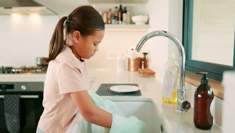 lavado de platos, limpieza y niño en la cocina