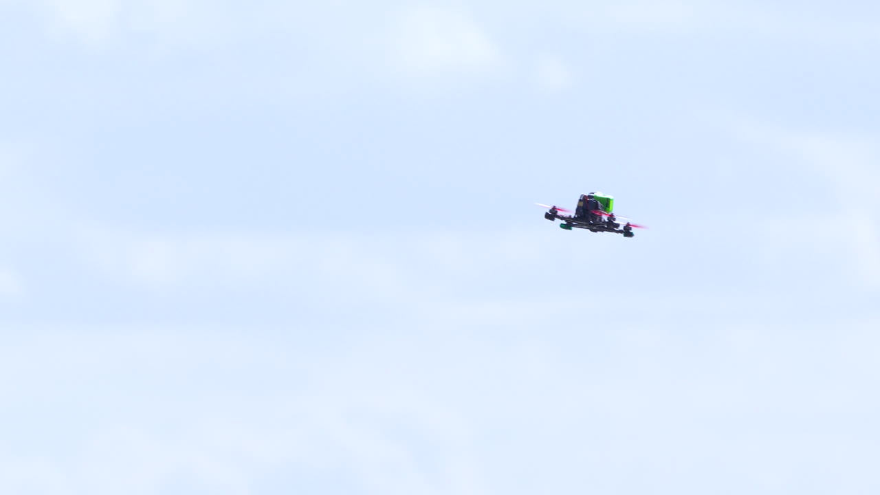 Højhastigheds-FPV-drone svæver over Jurata-halvøen i Polen på en lys efterårsdag med bløde skyer i baggrunden