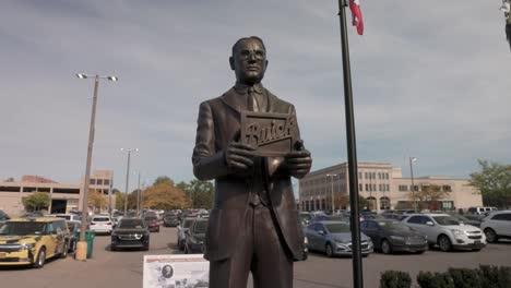 Estatua-Del-Pionero-Del-Automóvil-David-Buick-En-Pedernal,-Michigan-Con-Video-Cardán-Avanzando