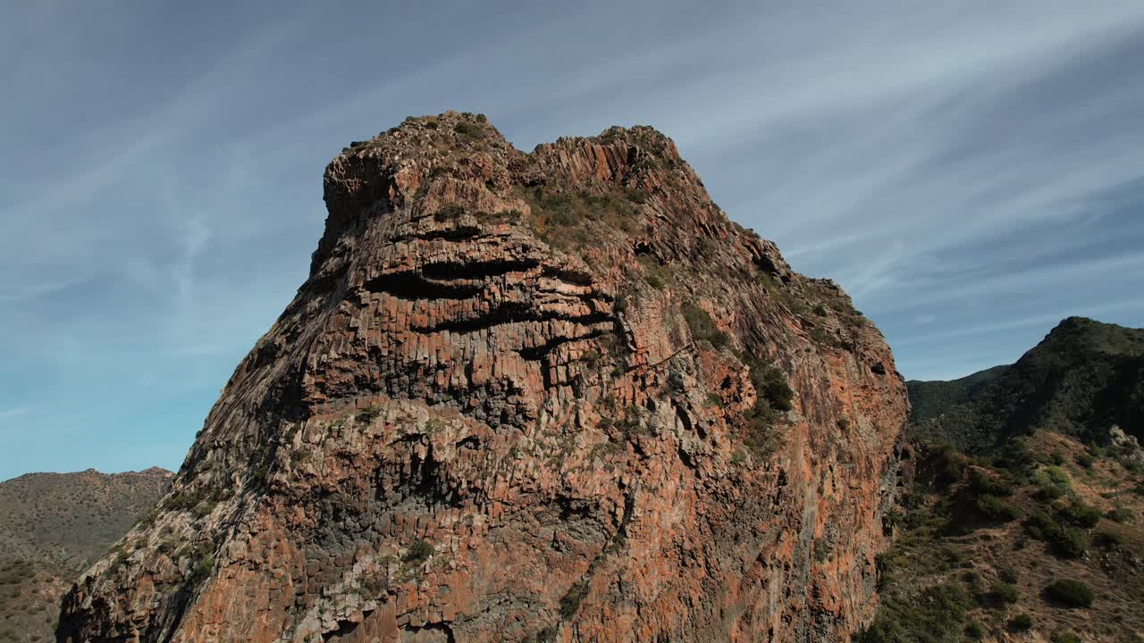 Veduta aerea con drone di un neck vulcanico isolato in terreno arido