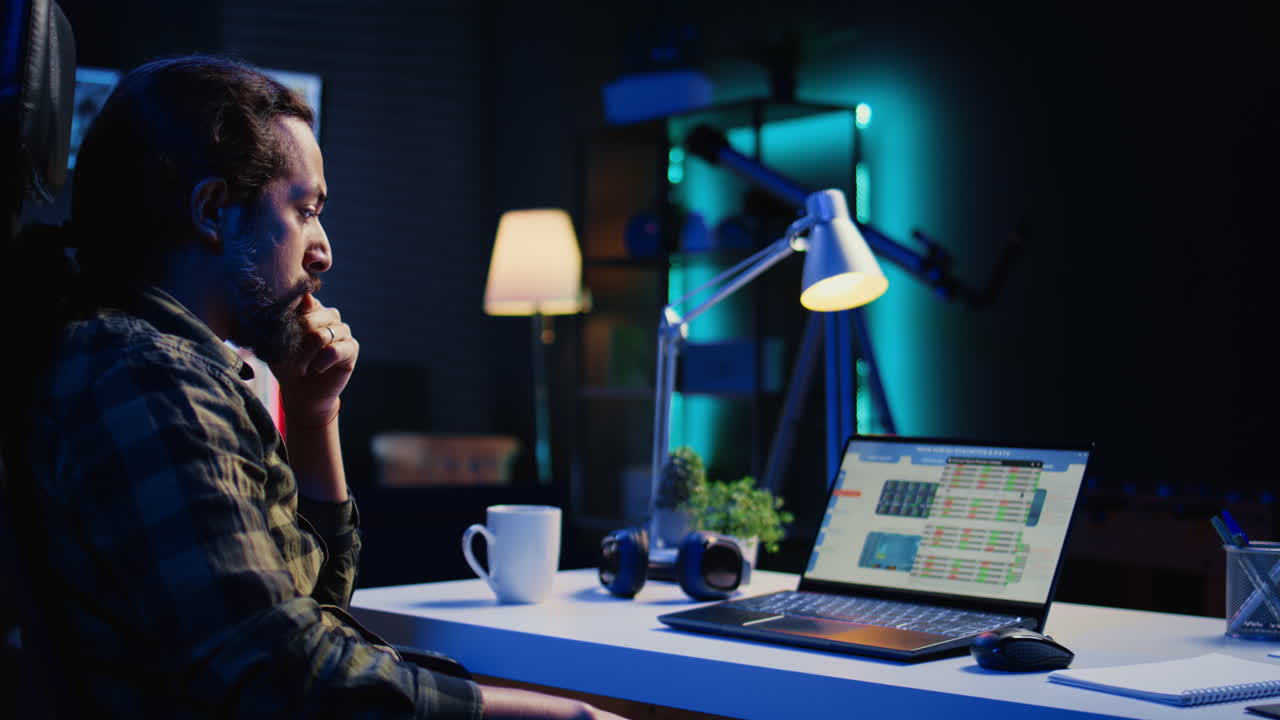 비즈니스 그래픽 경제 수치를 비교하는 원격 노동자