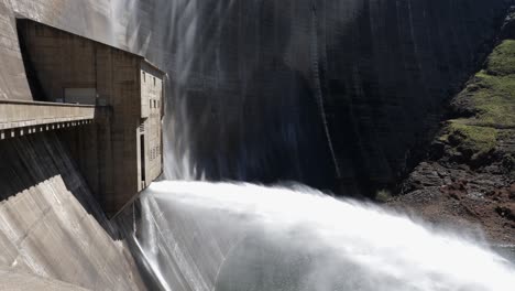 Wasser,-Das-In-Einem-Großen-Bach-Aus-Der-Bogenmauer-Des-Katse-Staudamms-In-Lesotho-Freigesetzt-Wird