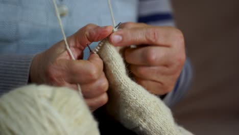 Abuela-Manos-Tejiendo-Lana-Artesanía-Hobby-Artesanía-Sosteniendo-Agujas-Con-Los-Dedos,-Cerrar