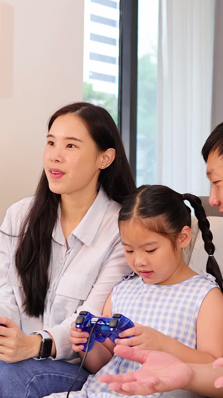 가족이 함께 비디오 게임을 하는 것