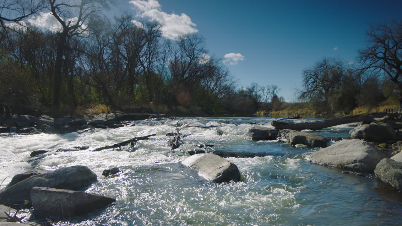blaues flusswasser blauer himmel in zeitlupe