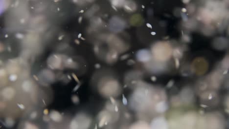 millones de criaturas marinas y microorganismos atraídos por una luz submarina que se mueve vigorosamente creando un efecto bokeh inusual