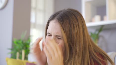 la mujer gritando en casa drenando tus nervios.