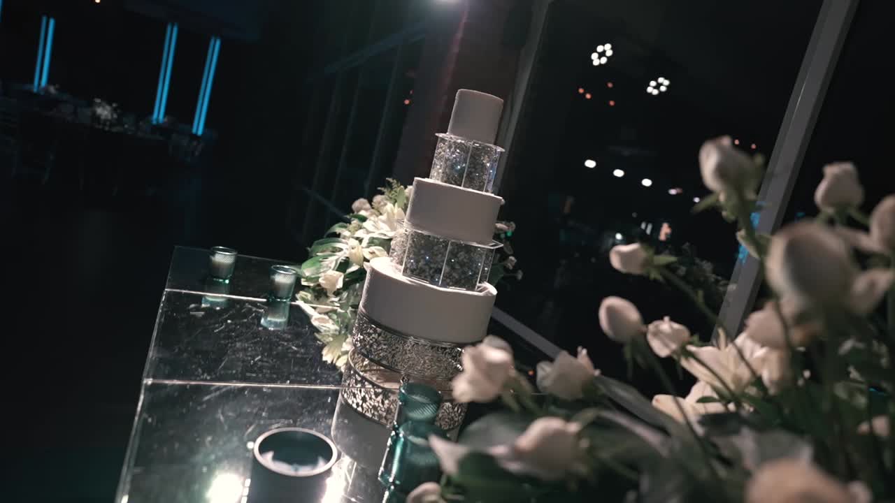 夜の結婚式のケーキ台のエレガントなスローモーション動画