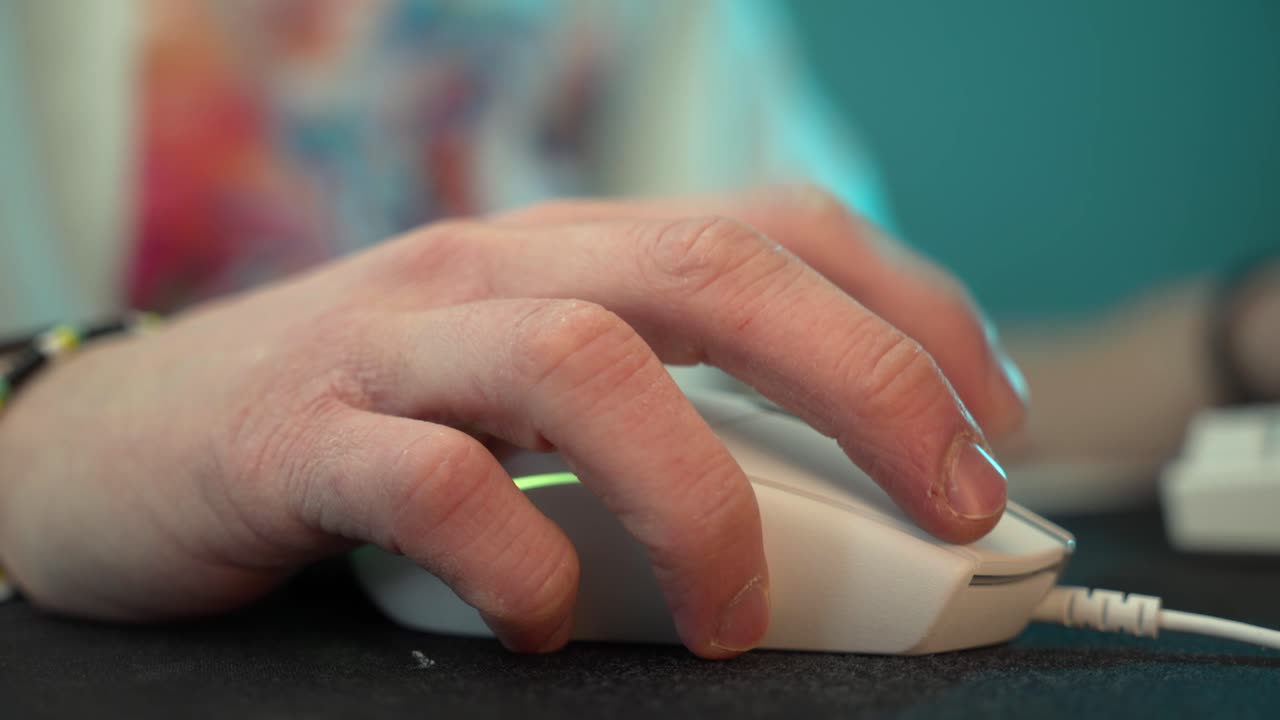 마우스 패드 위에 rgb 마우스의 중간 샷