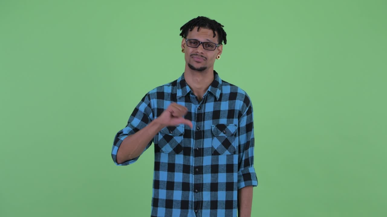 joven y guapo hombre africano hipster con dreadlocks