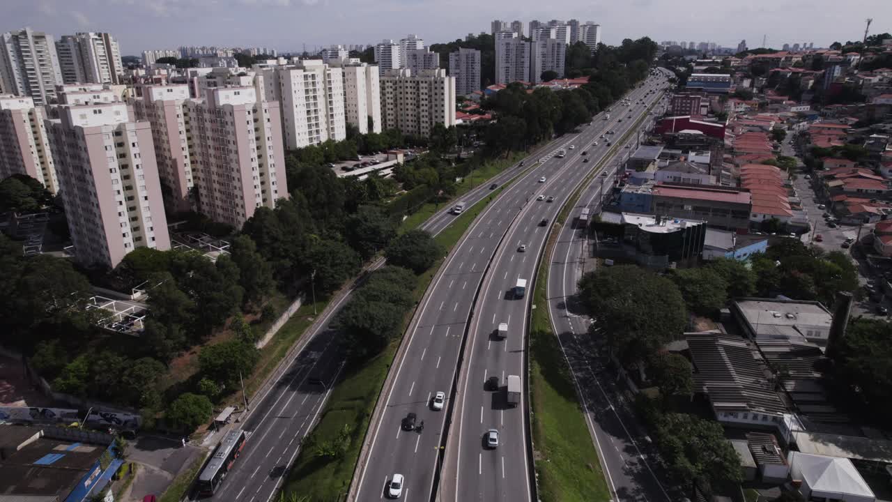 drone indo direto sobre uma estrada