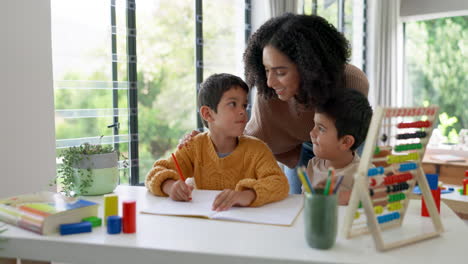 tarea, aprendizaje y ayuda con la madre