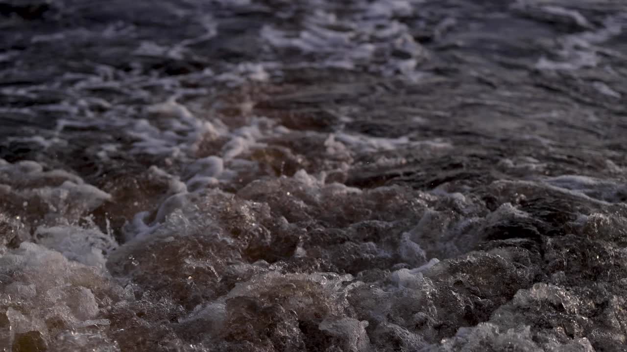 Dynamic ocean waves captured in motion