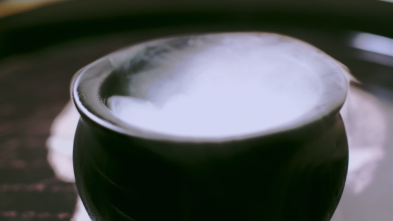 으스스한 할로윈 장면에서 녹색 물약으로 끓는 마녀의 가마솥