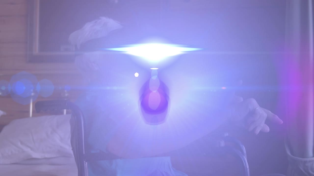 animación de luz y destello de la lente sobre una mujer caucásica mayor sonriente en silla de ruedas usando auriculares vr