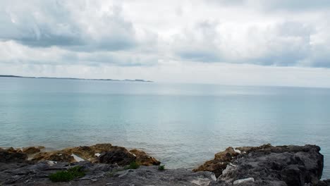 Un-Cielo-Nublado-Con-Roturas-De-Sol-Brillando-Sobre-Las-Aguas-Azules-De-Las-Bermudas