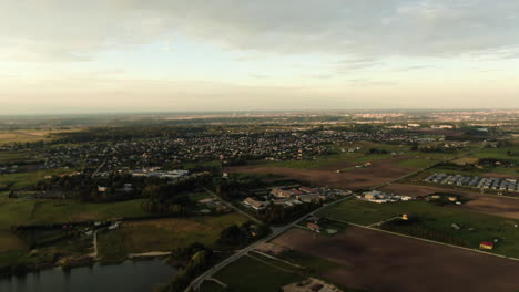 Ringaudai,-Suburbios-De-La-Ciudad-De-Kaunas-En-Interminables-Llanuras,-Panorámica-Aérea-Vista-Izquierda