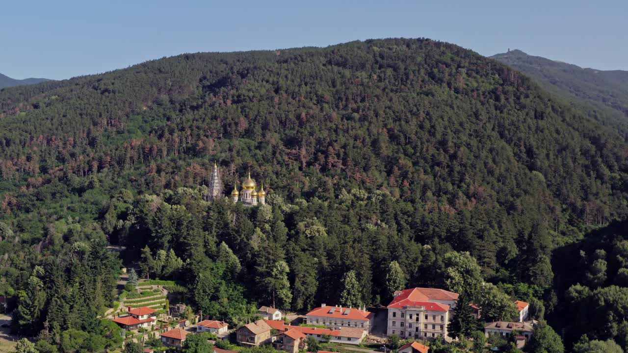 iglesia memorial shipka en medio de un denso bosque en las montañas balcánicas bulgaria