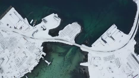 Top-down-drone-footage-of-the-fishing-village-near-Reine,-Norway