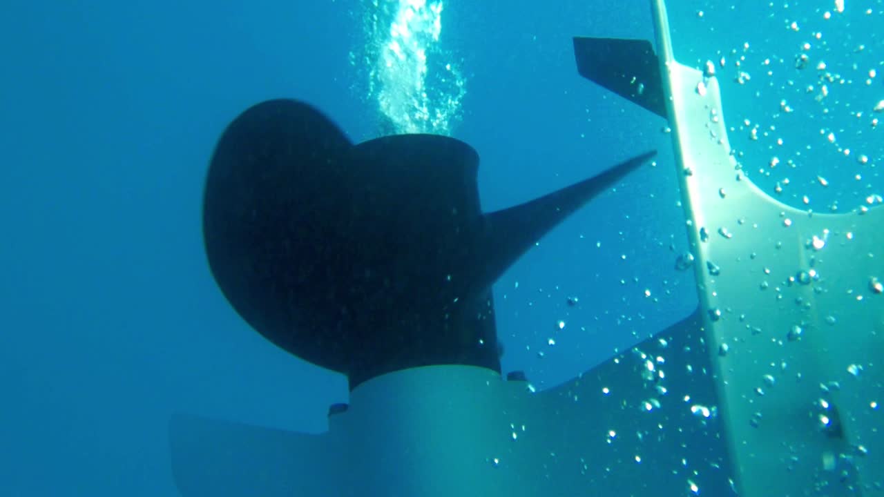 수중에서 회전하는 보트 프로펠러의 슬로우 모션 해저 보기 엔진에서 기포 나선형 트레일 생성