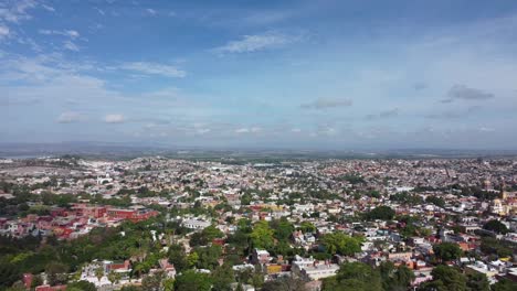 San-Miguel-De-Allende-An-Einem-Sonnigen-Tag-Mit-Einer-Weitläufigen-Stadtlandschaft,-Luftaufnahme