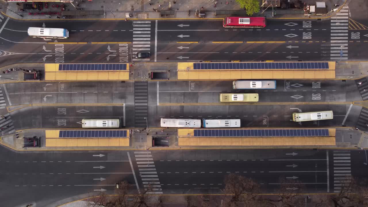 부에노스아이레스 시의 도로에서 버스 정류장 및 운전 자동차의 공중 시간 경과