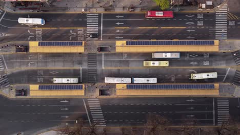 Luftzeitraffer-Des-Verkehrs-Am-Busbahnhof-Und-Fahrende-Autos-Auf-Der-Straße-In-Der-Stadt-Buenos-Aires