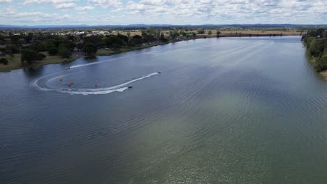 Vista-Aérea-De-Lanchas-Acelerando-Y-Dejando-Estela-En-El-Río-Clarence