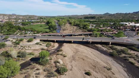 4k-Fuhr-überführung-Hassayampa-Fluss-In-Wickenburg-Arizona-An-Einem-Sonnigen-Tag-Wolken-Blauer-Himmel-Und-Verkehr-über-Die-Brücke