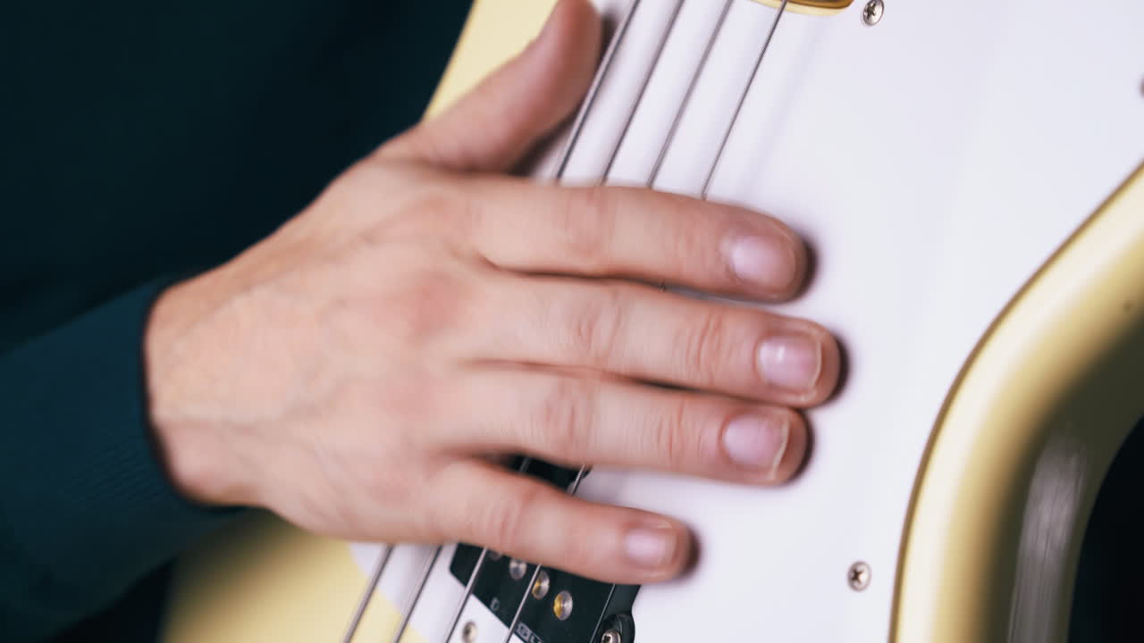 el guitarrista establece el ritmo golpeando cuerdas de metal en la guitarra