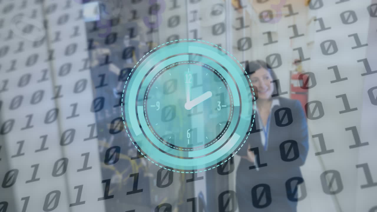 animación de codificación binaria y reloj en movimiento sobre mujer caucásica en la sala del servidor