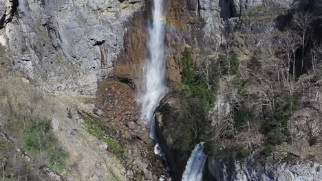 las cataratas de seerenbachfälle se encuentran cerca de la aldea de betlis, cerca de amden, en el cantón suizo de st