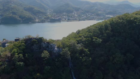 Un-Hermoso-Río-Que-Fluye-Sobre-Una-Cascada-Artificial