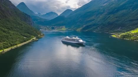 Cruise-Liners-On-Geiranger-fjord,-Norway