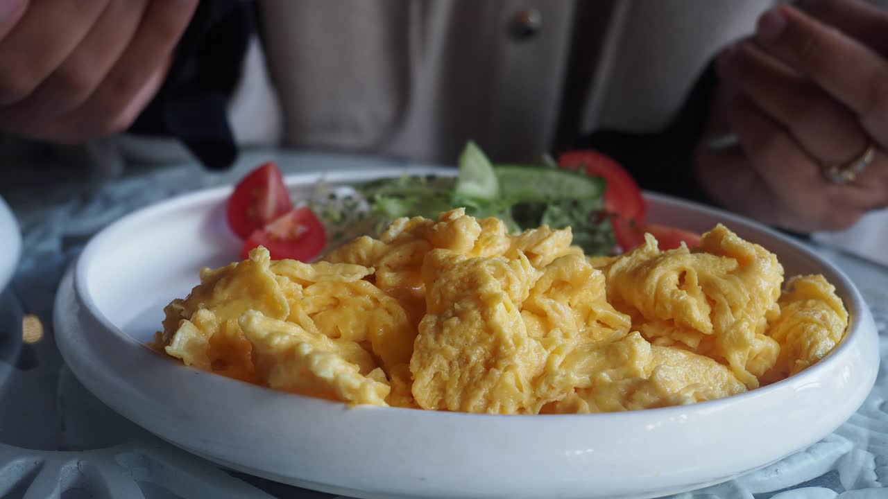 huevos revueltos con ensalada