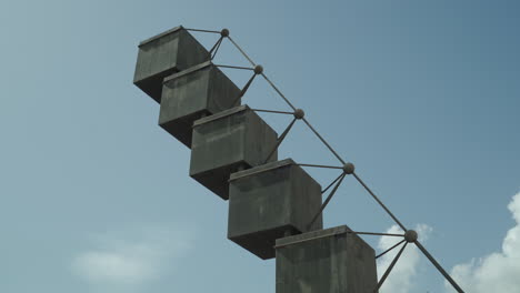 Nach-Oben-Und-Unten-Kippen-Skulptur-Bou-Santiago-Calatrava,-Palma-De-Mallorca,-Sonniger-Tag