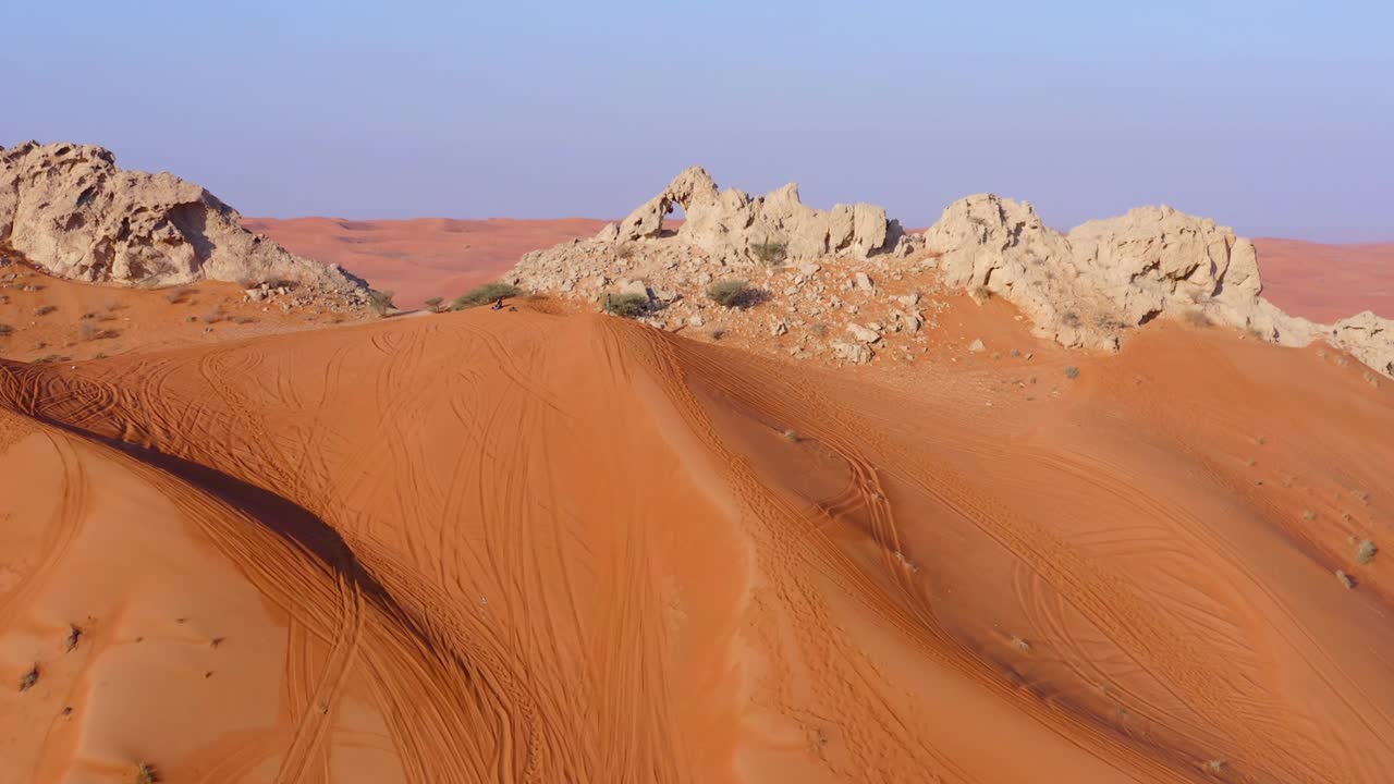 imágenes de drones en 4k, vista aérea de la meseta de rocas fósiles en el desierto de mleiha con ondas de arena, paisaje geológico de la esfinge en las dunas de arena del desierto en los emiratos árabes unidos, videos de drones