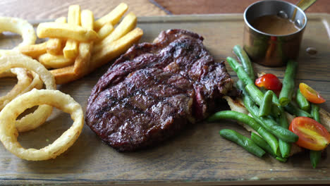 Medium-Rare-Beefsteak-Mit-Gemüse-Und-Pommes-Frites