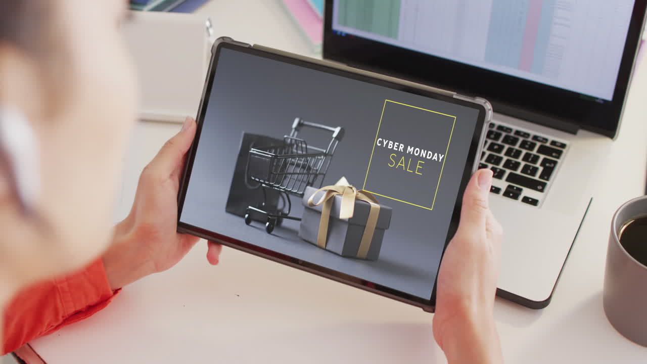 mujer caucásica en el escritorio usando tableta, compras en línea en cyber monday, cámara lenta