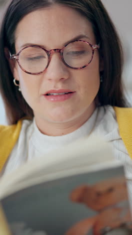 mujer leyendo un libro