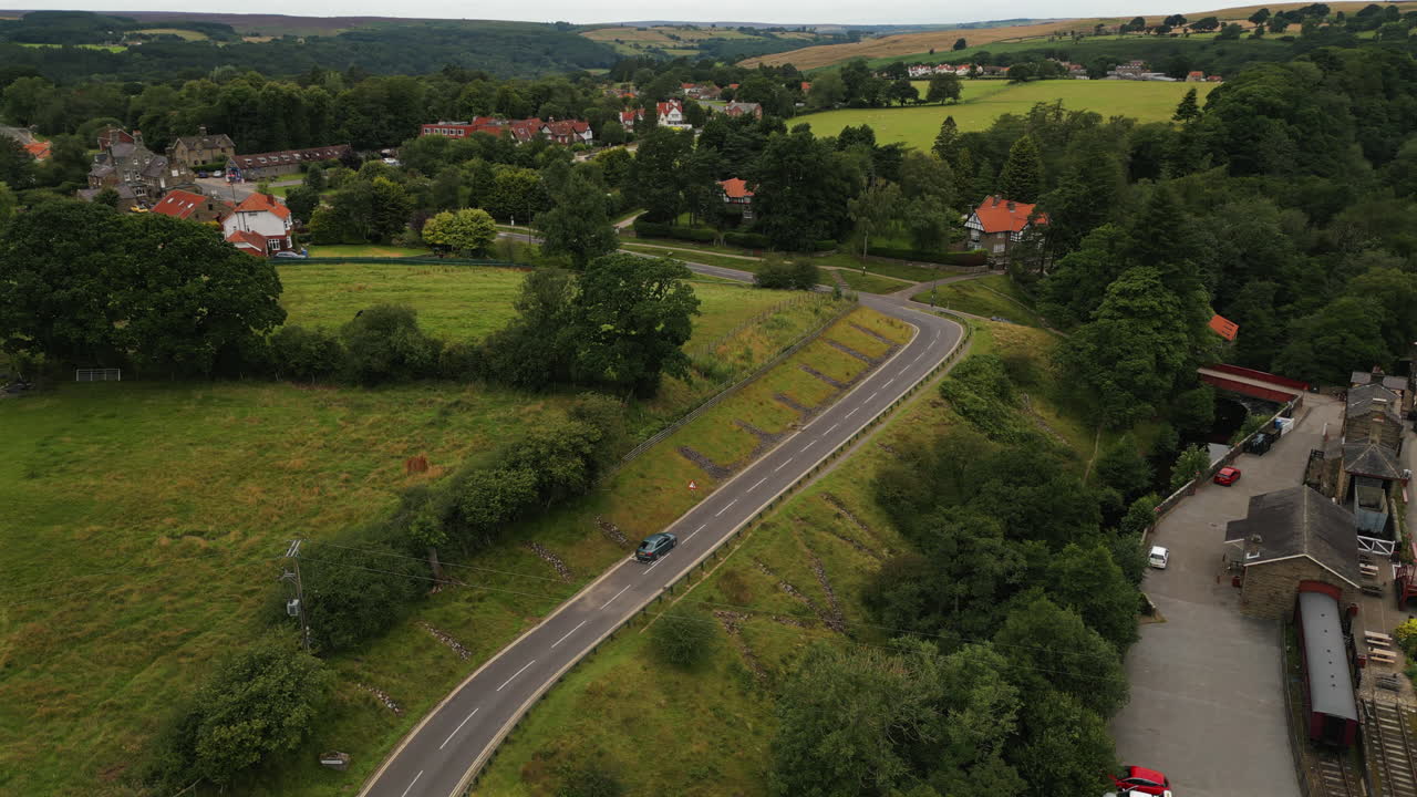goathland 마을과 기차역 위에서 드론 촬영을 확립