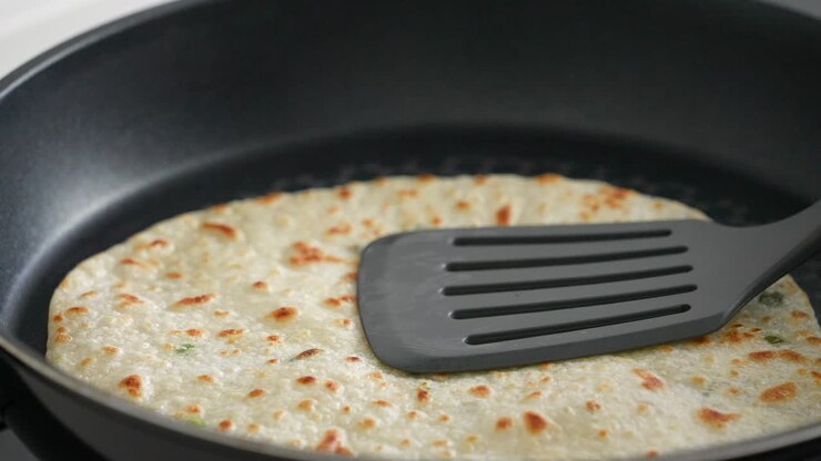 Préparation d'une délicieuse omelette taïwanaise, rouleau de crêpe aux œufs.